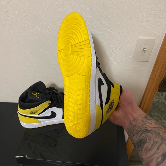 Jordan 1 Mid Yellow Toe - Picture 4 of 7